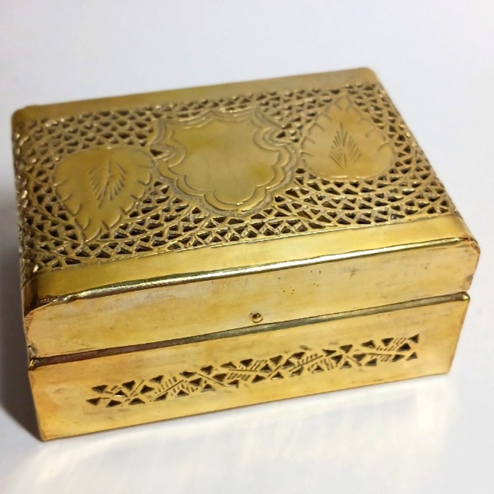 VTG Mini Metal Hollow Gold Color Cake Candy Box Wedding Favor Marriage Treat